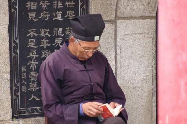 河南俩算命先生为争地盘吵架，围观者感叹可以算别人不能算自己？