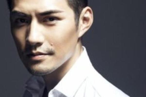 倒八字眉,眉毛上扬将军眉
